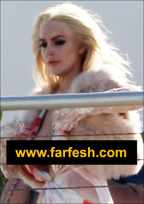 فضيحة ليندسي: نسمة هواء تفتح فستانها وتكشف صدرها العاري! صورة رقم 2 فضيحة ليندسي: نسمة هواء تفتح فستانها وتكشف صدرها العاري! صورة رقم 2