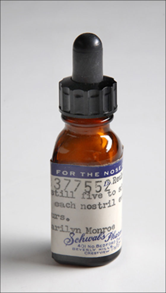 قفاز وقبعة الراحل مايكل جاكسون يباعون بـ402 الف دولار!! صورة رقم 10 قفاز وقبعة الراحل مايكل جاكسون يباعون بـ402 الف دولار!! صورة رقم 10