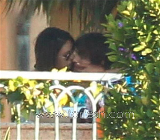 بالصور.. ميلا كونس تقبل اشتون بحرارة وتعانقه!! صورة رقم 3 بالصور.. ميلا كونس تقبل اشتون بحرارة وتعانقه!! صورة رقم 3