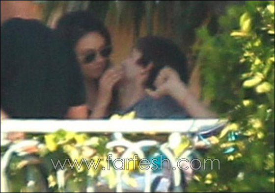 بالصور.. ميلا كونس تقبل اشتون بحرارة وتعانقه!! صورة رقم 1 بالصور.. ميلا كونس تقبل اشتون بحرارة وتعانقه!! صورة رقم 1