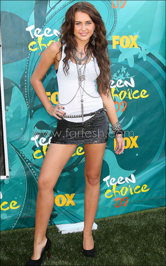 للمرة الثانية.. انتشار صور تشوه صورة النجمة مايلي سايروس! صورة رقم 21 للمرة الثانية.. انتشار صور تشوه صورة النجمة مايلي سايروس! صورة رقم 21