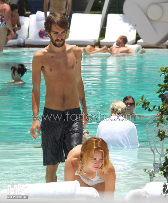 بالصور.. مايلي سايرس في حوض السباحة مع شايني توماس  صورة رقم 10