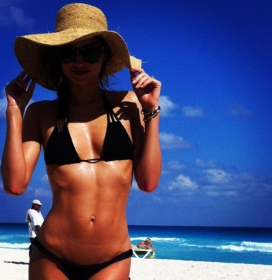 ميراندا كير تقفز وتلهو على شاطئ في المكسيك!  صورة رقم 1