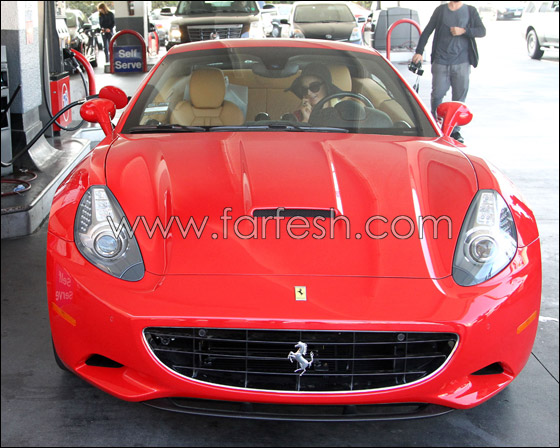 بالصور: باريس هيلتون تلائم ملابسها للون سيارتها الفيراري!  صورة رقم 6