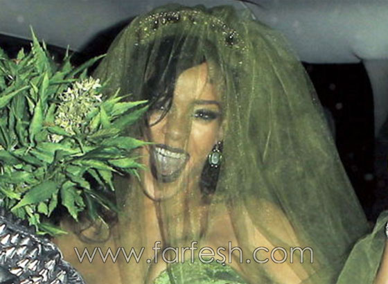 ريهانا تظهر منزوعة الصدر في حفلة الهالوين  صورة رقم 3