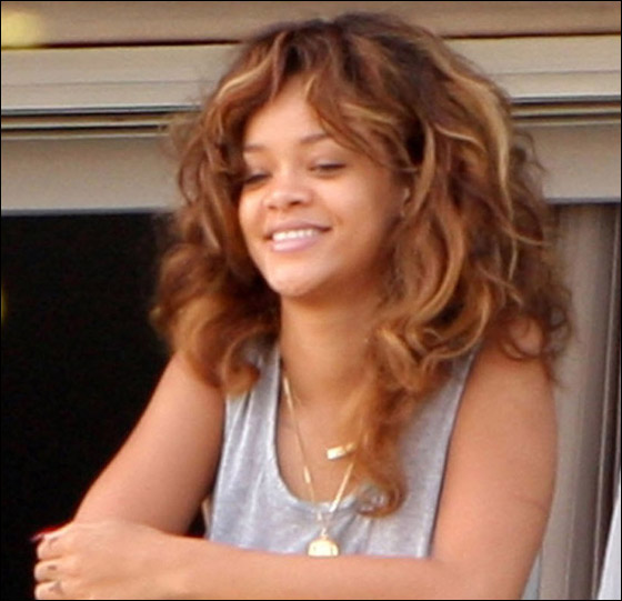 ريهانا تحيي معجبيها في البرازيل بعد استيقاظها من النوم!  صورة رقم 5