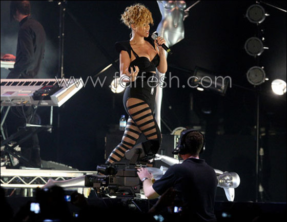 ريهانا تتورط في فيلم إباحي مع أحد أعضاء فرقتها!!  صورة رقم 9