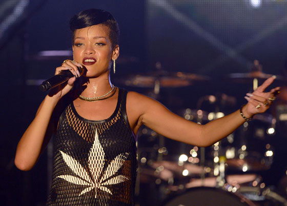 ريهانا اكثر اغراء في طلة ريهانا اكثر اغراء في طلة