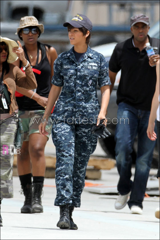 اطلالة مثيرة لريهانا بفستان اسود شفاف صورة رقم 12 اطلالة مثيرة لريهانا بفستان اسود شفاف صورة رقم 12