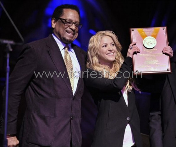 منح شاكيرا جائزة 