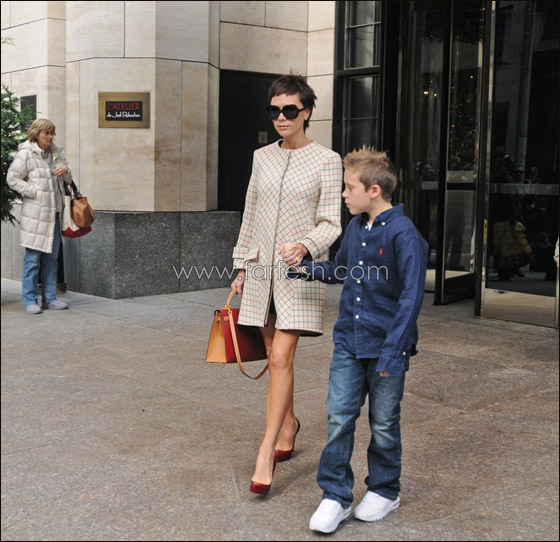 بالصور.. فيكتوريا بيكهام تلف جسدها بورق التواليت!!  صورة رقم 7