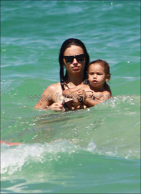 ابنة المثيرة ادريانا ليما تتقن ثلاثة لغات ولم تبلغ عامين بعد! صورة رقم 7 ابنة المثيرة ادريانا ليما تتقن ثلاثة لغات ولم تبلغ عامين بعد! صورة رقم 7