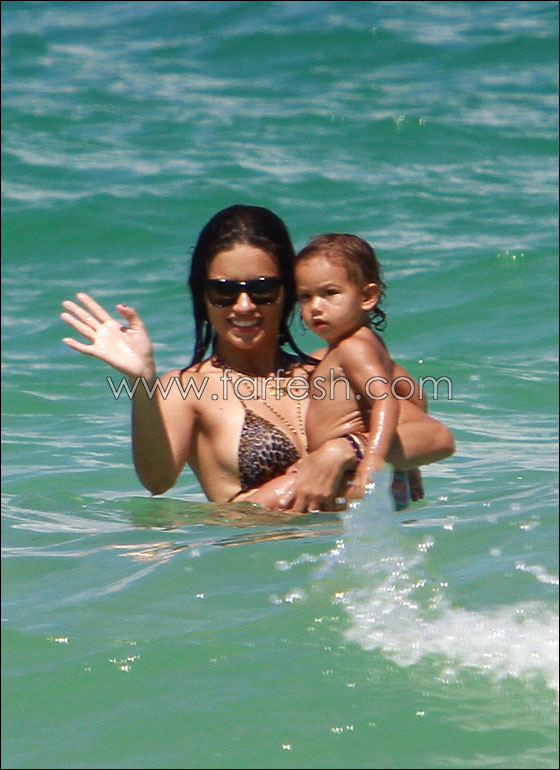 ابنة المثيرة ادريانا ليما تتقن ثلاثة لغات ولم تبلغ عامين بعد! صورة رقم 3 ابنة المثيرة ادريانا ليما تتقن ثلاثة لغات ولم تبلغ عامين بعد! صورة رقم 3