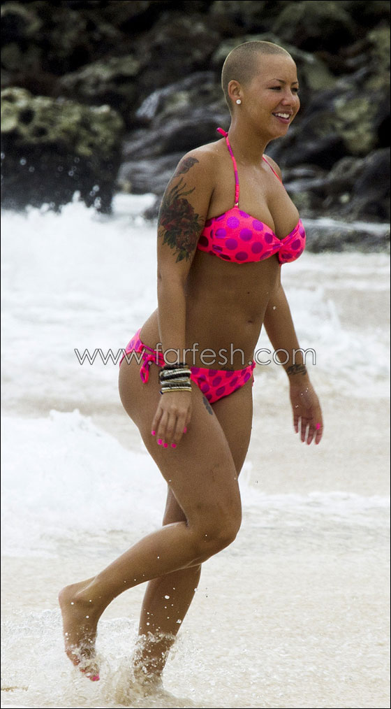 حبيبة كانيي ويست تعرض جسمها وتغوص تحت المياه  صورة رقم 4