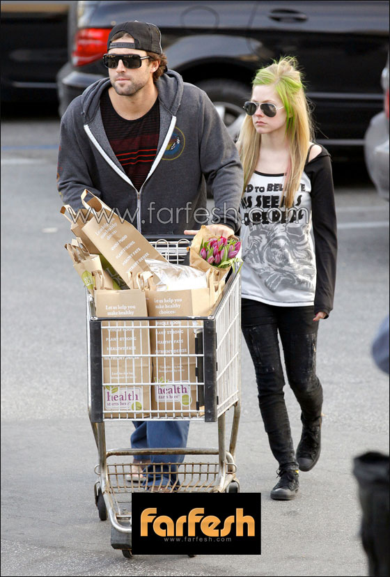 بالصور.. يد افريل لافينغ لم تفارق جيب سروال حبيبها برودي  صورة رقم 4