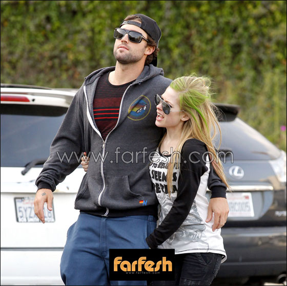 بالصور.. يد افريل لافينغ لم تفارق جيب سروال حبيبها برودي  صورة رقم 6