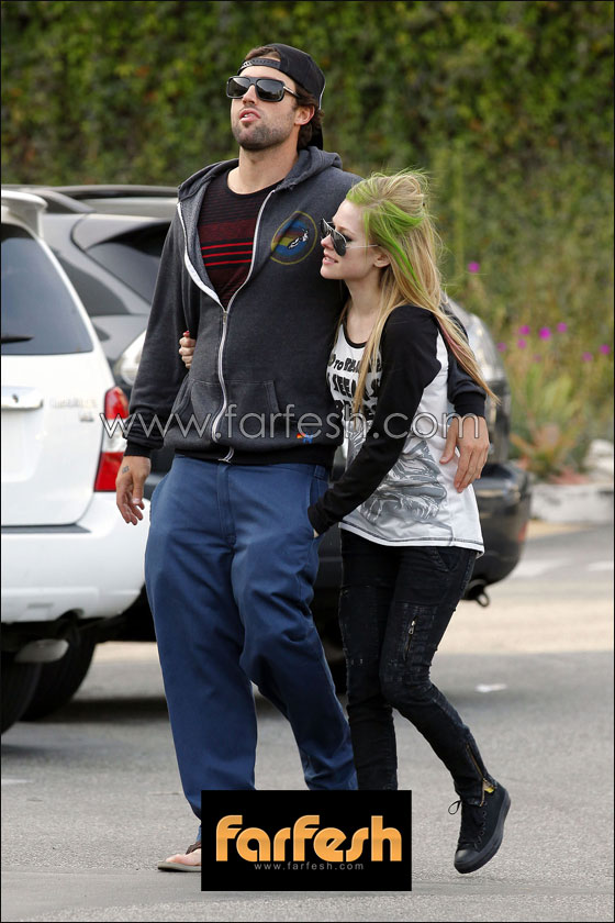 بالصور.. يد افريل لافينغ لم تفارق جيب سروال حبيبها برودي  صورة رقم 1