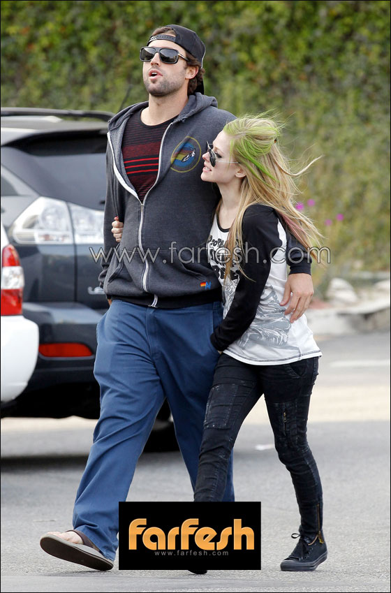 بالصور.. يد افريل لافينغ لم تفارق جيب سروال حبيبها برودي  صورة رقم 8