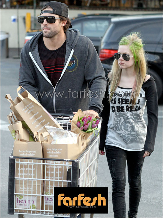 بالصور.. يد افريل لافينغ لم تفارق جيب سروال حبيبها برودي  صورة رقم 3