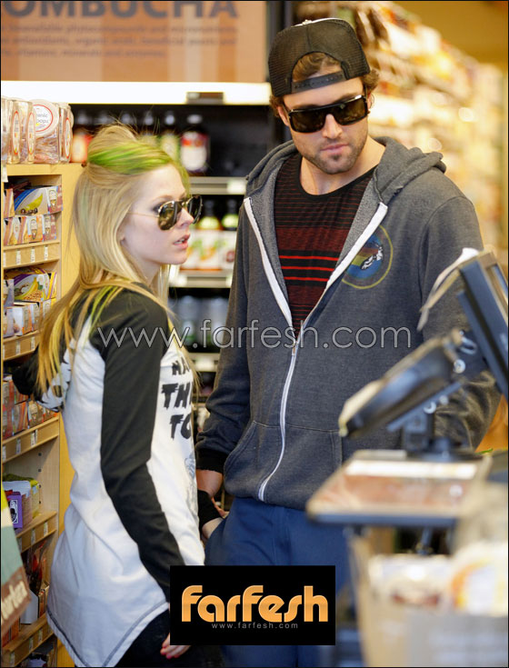 بالصور.. يد افريل لافينغ لم تفارق جيب سروال حبيبها برودي  صورة رقم 7