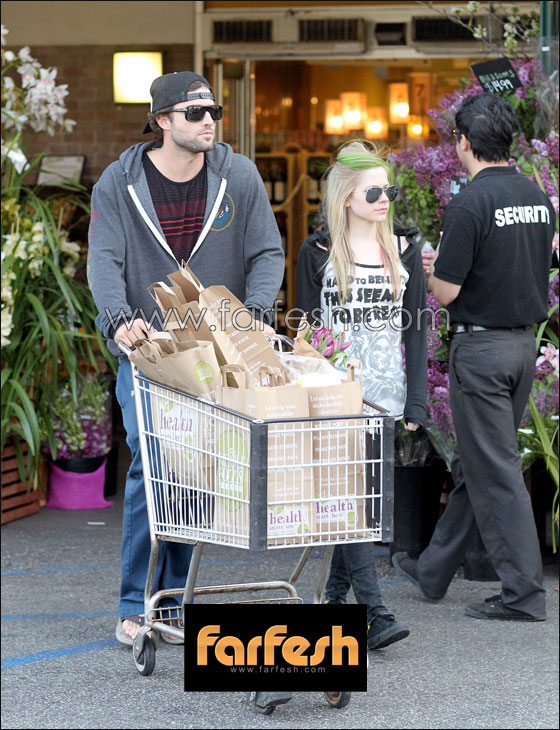 بالصور.. يد افريل لافينغ لم تفارق جيب سروال حبيبها برودي  صورة رقم 9