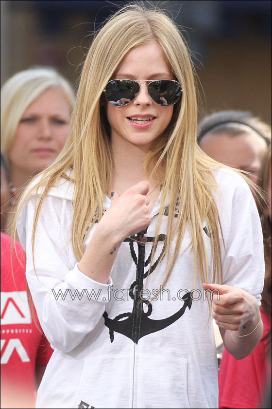 افريل لافين تفاجئ معجبيها باقدامها على حلق احد جانبي  شعرها!  صورة رقم 12