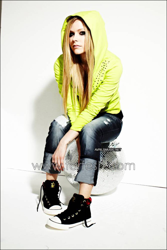 افريل لافين تفاجئ معجبيها باقدامها على حلق احد جانبي  شعرها!  صورة رقم 11