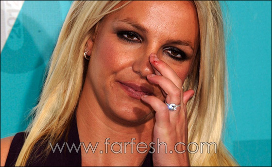 بريتني سبيرز تقضم اظافرها حتى تسيح دما!!  صورة رقم 1