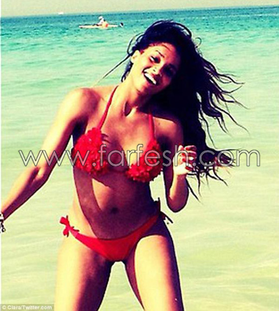 النجمة سيارا تشارك معجبيها بصور لها في البكيني الاحمر!  صورة رقم 1