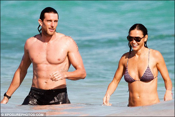 بالصور: ديمي مور في موعد غرامي مع هاري مورتون صورة رقم 2 بالصور: ديمي مور في موعد غرامي مع هاري مورتون صورة رقم 2