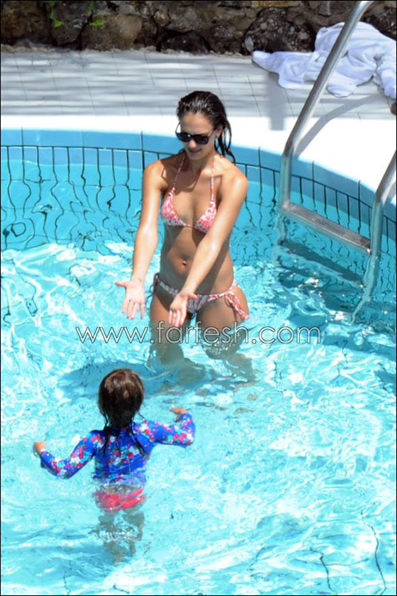 جيسيكا ألبا في حمام السباحة برفقة ابنتيها!  صورة رقم 2