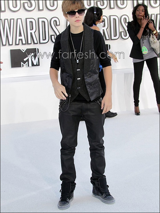 جاستن بيبر وسيلينا غوميز يتبادلون القبل الحارة صورة رقم 10 جاستن بيبر وسيلينا غوميز يتبادلون القبل الحارة صورة رقم 10