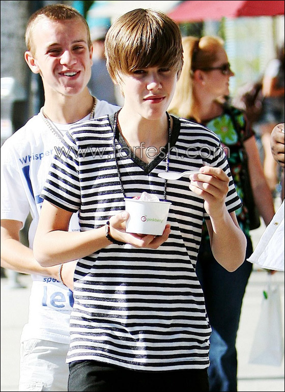 جاستن بيبر وسيلينا غوميز يتبادلون القبل الحارة صورة رقم 7 جاستن بيبر وسيلينا غوميز يتبادلون القبل الحارة صورة رقم 7