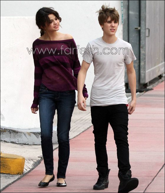 جاستن بيبر وسيلينا غوميز يتبادلون القبل الحارة صورة رقم 4 جاستن بيبر وسيلينا غوميز يتبادلون القبل الحارة صورة رقم 4