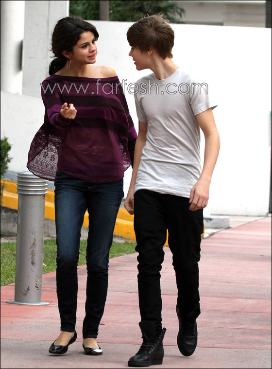 جاستن بيبر وسيلينا غوميز يتبادلون القبل الحارة صورة رقم 6 جاستن بيبر وسيلينا غوميز يتبادلون القبل الحارة صورة رقم 6