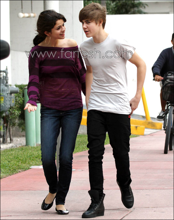 جاستن بيبر وسيلينا غوميز يتبادلون القبل الحارة صورة رقم 5 جاستن بيبر وسيلينا غوميز يتبادلون القبل الحارة صورة رقم 5