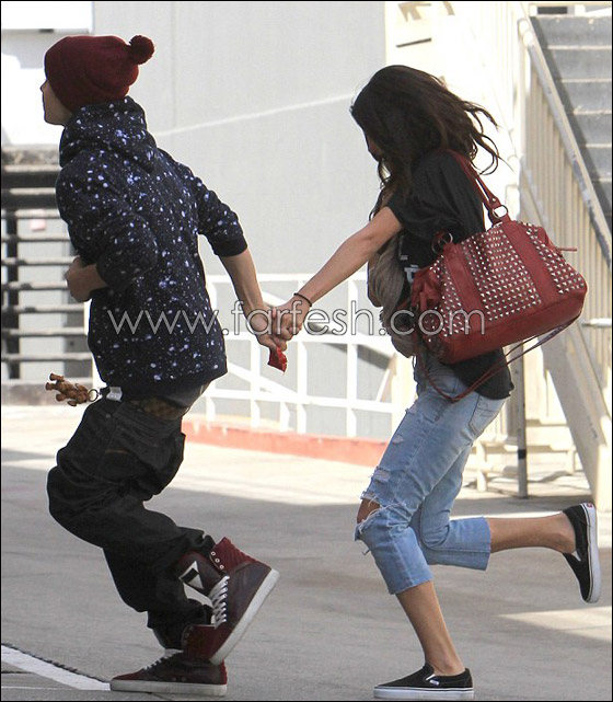 جاستن يكاد ان يتعرض لفضيحة بعد سقوط سرواله! صورة رقم 1 جاستن يكاد ان يتعرض لفضيحة بعد سقوط سرواله! صورة رقم 1