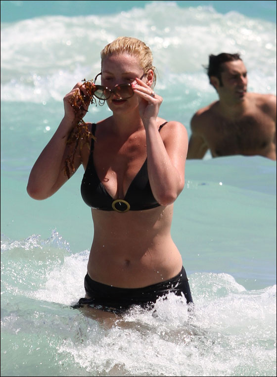 كاثرين هيغل تهز شواطئ ميامي في بكيني اسود وسيجارة الكترونية صورة رقم 6 كاثرين هيغل تهز شواطئ ميامي في بكيني اسود وسيجارة الكترونية صورة رقم 6