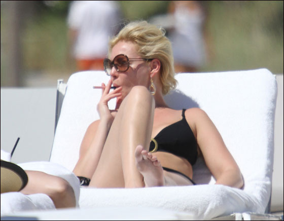 كاثرين هيغل تهز شواطئ ميامي في بكيني اسود وسيجارة الكترونية صورة رقم 16 كاثرين هيغل تهز شواطئ ميامي في بكيني اسود وسيجارة الكترونية صورة رقم 16