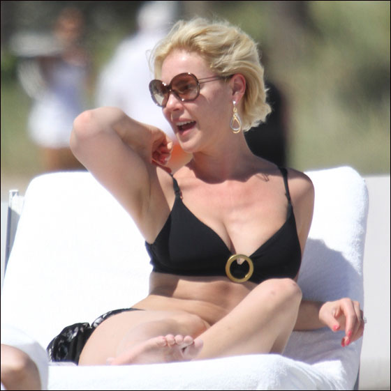 كاثرين هيغل تهز شواطئ ميامي في بكيني اسود وسيجارة الكترونية صورة رقم 15 كاثرين هيغل تهز شواطئ ميامي في بكيني اسود وسيجارة الكترونية صورة رقم 15