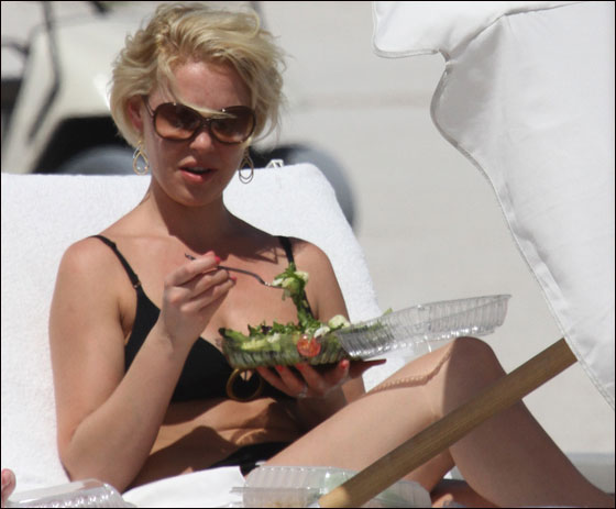 كاثرين هيغل تهز شواطئ ميامي في بكيني اسود وسيجارة الكترونية صورة رقم 13 كاثرين هيغل تهز شواطئ ميامي في بكيني اسود وسيجارة الكترونية صورة رقم 13