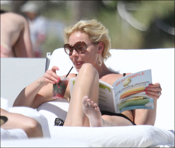 كاثرين هيغل تهز شواطئ ميامي في بكيني اسود وسيجارة الكترونية صورة رقم 14 كاثرين هيغل تهز شواطئ ميامي في بكيني اسود وسيجارة الكترونية صورة رقم 14