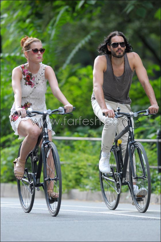 كاتي بيري وزوجها راشيل براند في رحلة رومانسية على الدراجات!  صورة رقم 4