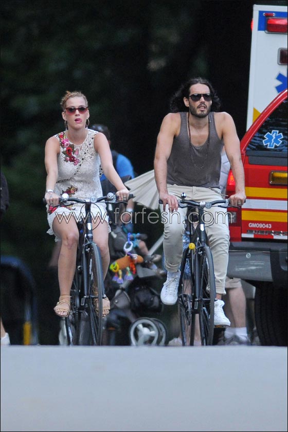 كاتي بيري وزوجها راشيل براند في رحلة رومانسية على الدراجات!  صورة رقم 1