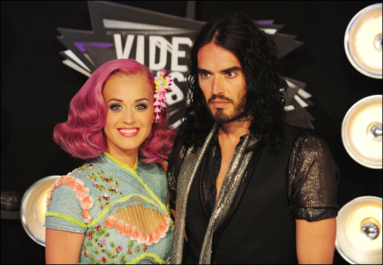 بالصور: كاتي بيري تتألق بفستان قصير من فيرساتشي صورة رقم 6 بالصور: كاتي بيري تتألق بفستان قصير من فيرساتشي صورة رقم 6