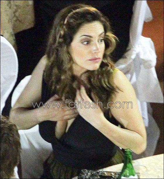 كيلي بروك تدارك الفضيحة وتعدل ثوبها المنخفض عند الصدر! صورة رقم 1 كيلي بروك تدارك الفضيحة وتعدل ثوبها المنخفض عند الصدر! صورة رقم 1