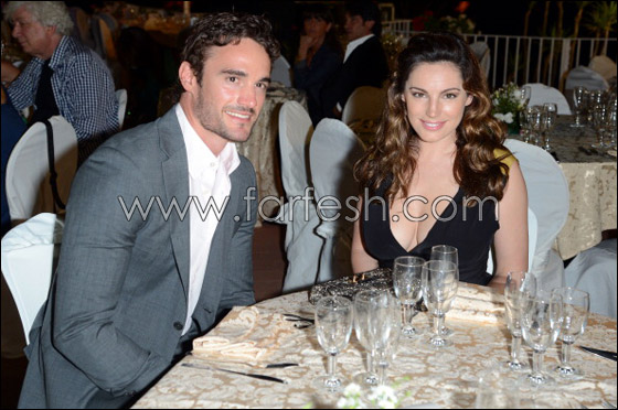 كيلي بروك تدارك الفضيحة وتعدل ثوبها المنخفض عند الصدر! صورة رقم 2 كيلي بروك تدارك الفضيحة وتعدل ثوبها المنخفض عند الصدر! صورة رقم 2