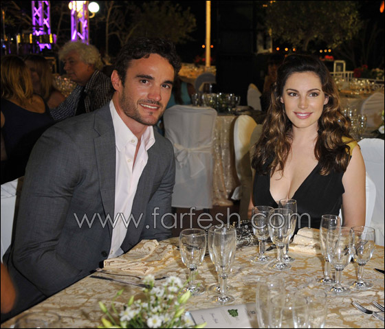 كيلي بروك تدارك الفضيحة وتعدل ثوبها المنخفض عند الصدر! صورة رقم 3 كيلي بروك تدارك الفضيحة وتعدل ثوبها المنخفض عند الصدر! صورة رقم 3