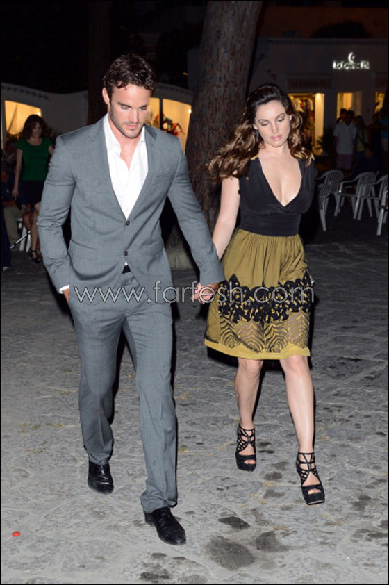 كيلي بروك تدارك الفضيحة وتعدل ثوبها المنخفض عند الصدر! صورة رقم 9 كيلي بروك تدارك الفضيحة وتعدل ثوبها المنخفض عند الصدر! صورة رقم 9