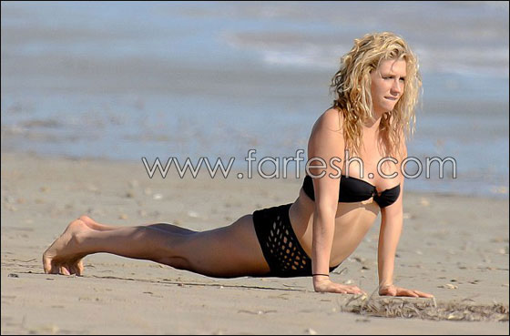 كيشا تبرز انوثتها في بكيني اسود بخصر عال بشواطئ استراليا  صورة رقم 1